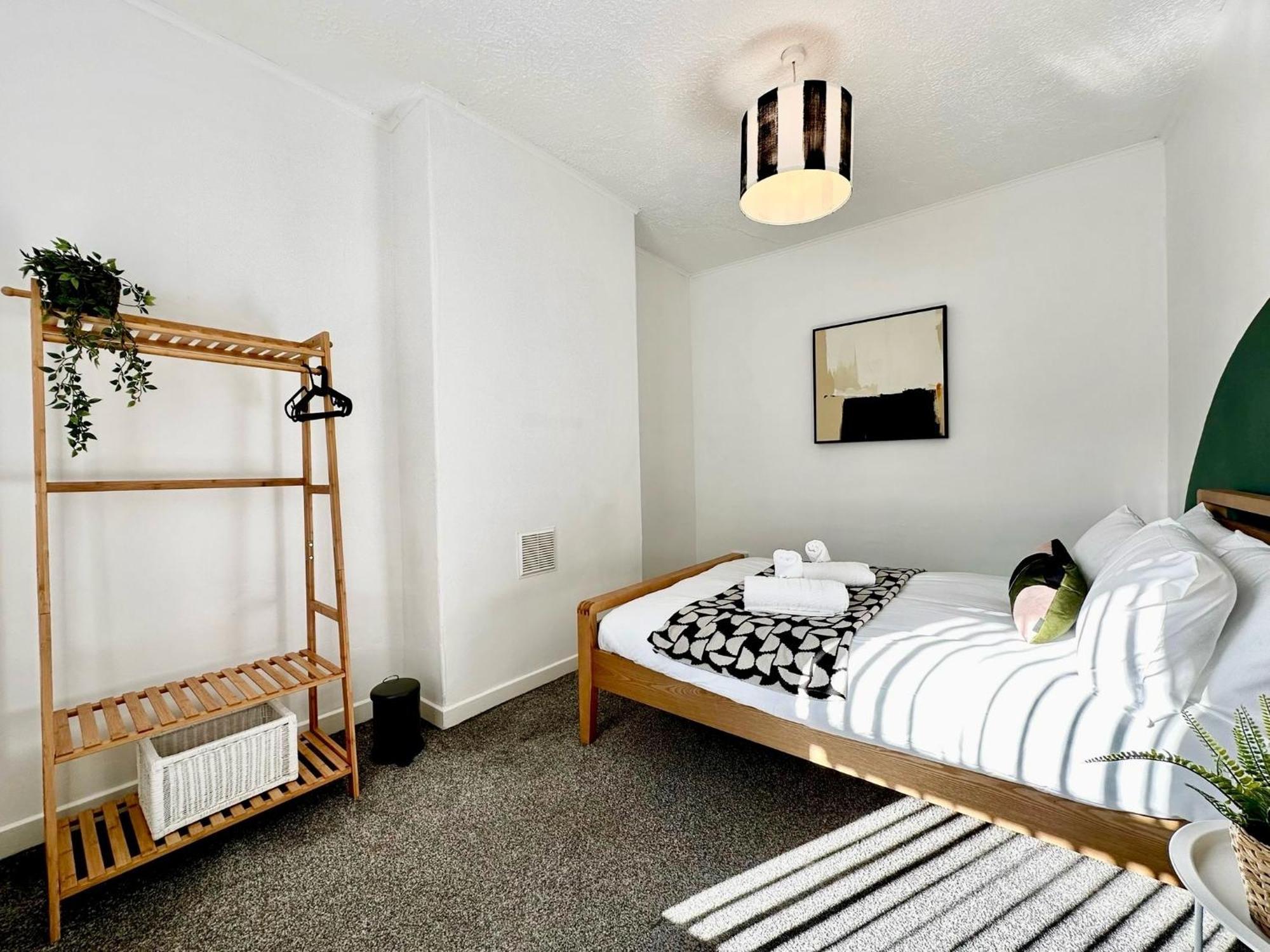 Spacious 3-Bedroom Family Home In Ince Exterior photo